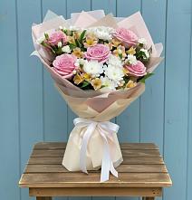 Букет цветов из:  Гвоздики, Орхидеи и Розы в Белой Холунице