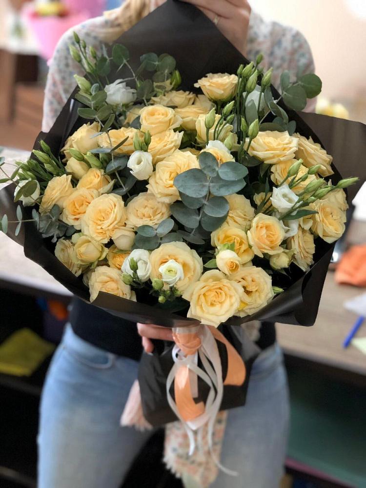 Букет цветов из: Розы и Лизиантусы в Белой Холунице