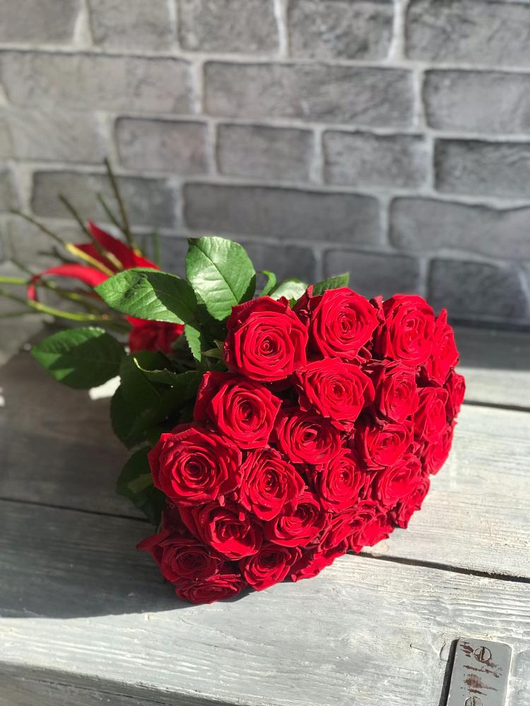 Букет Красные розы Фридом в Белой Холунице