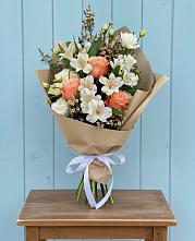 Букет цветов из:  Альстромерии, Лизиантусы, Розы и Хризантемы в Белой Холунице