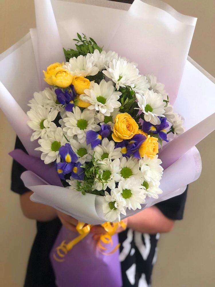 Букет цветов из: Ирисы, Хризантемы и Розы в Белой Холунице