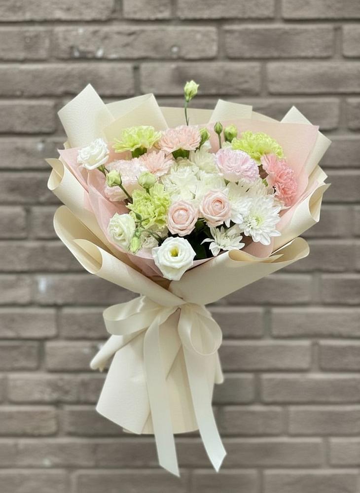 Букет цветов из: Гвоздики, Розы, Лизиантусы и Хризантемы в Белой Холунице