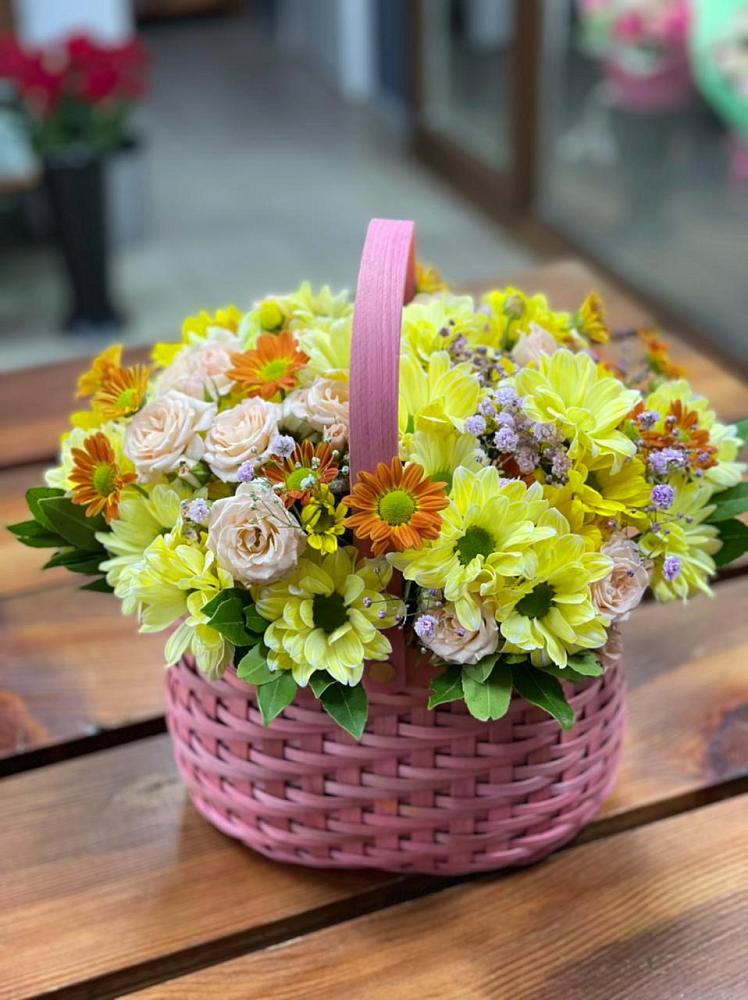 Цветочная композиция из Хризантемы и Розы в корзине в Белой Холунице