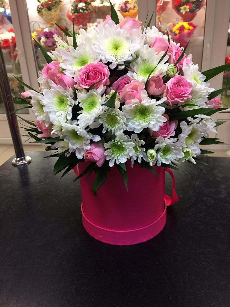 Цветочная композиция из Розы и Хризантемы в шляпной коробке в Белой Холунице