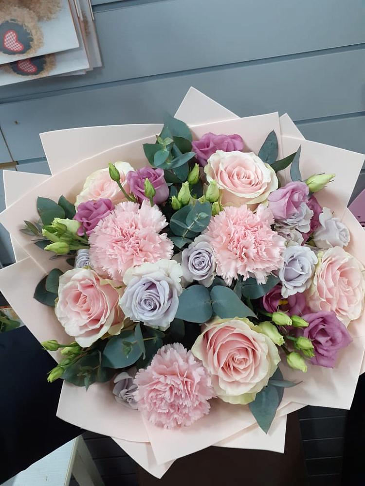 Букет цветов из: Розы, Гвоздики и Лизиантусы в Белой Холунице