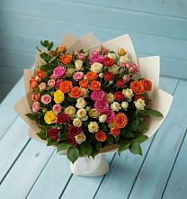 Букет Микс из разноцветных кустовых роз в Белой Холунице