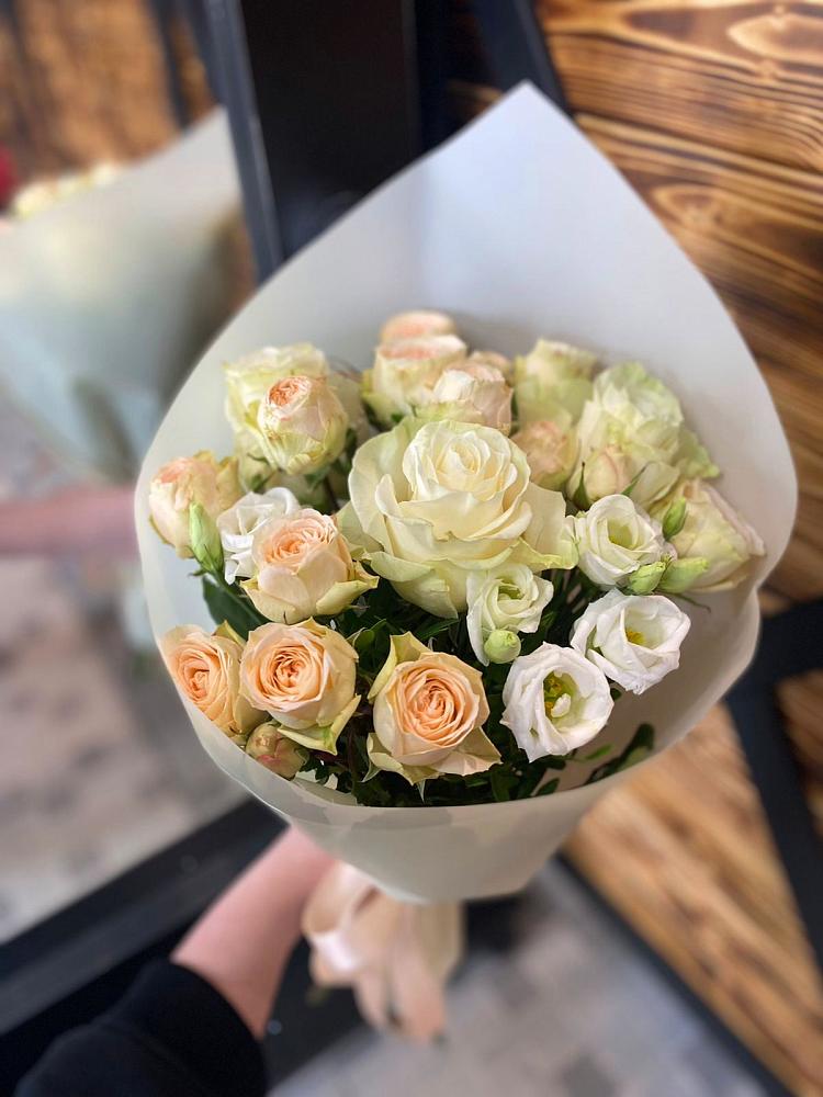 Букет цветов из: Розы и Лизиантусы в Белой Холунице